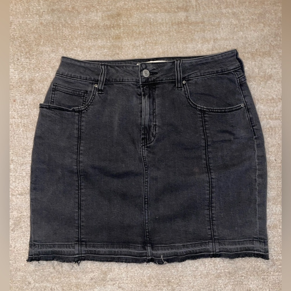 Distressed black mini skirt. Pacsun.